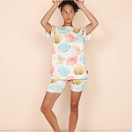 vrouw in ijsjes outfit