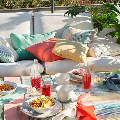 loungeset en tuintafel chic bedekt met veel kleur