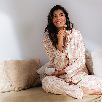 vrouw in ruiten pyjama