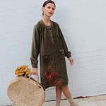 vrouw in rib- velours jurk