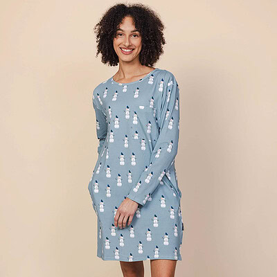 vrouw in mr. snowman dress