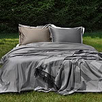 bed op gras met luxe dekbedovertrek