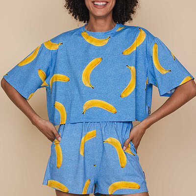 vrouw in banana kleding blauw