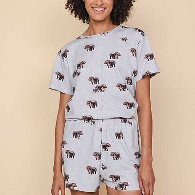 vrouw in nijlpaarden kleding
