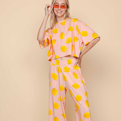 vrouw in zomerse citroenen outfit