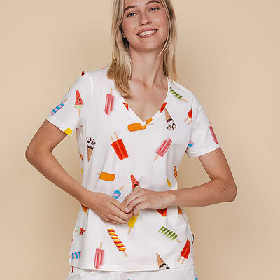 vrouw in v-neck t-shirt met waterijsjes